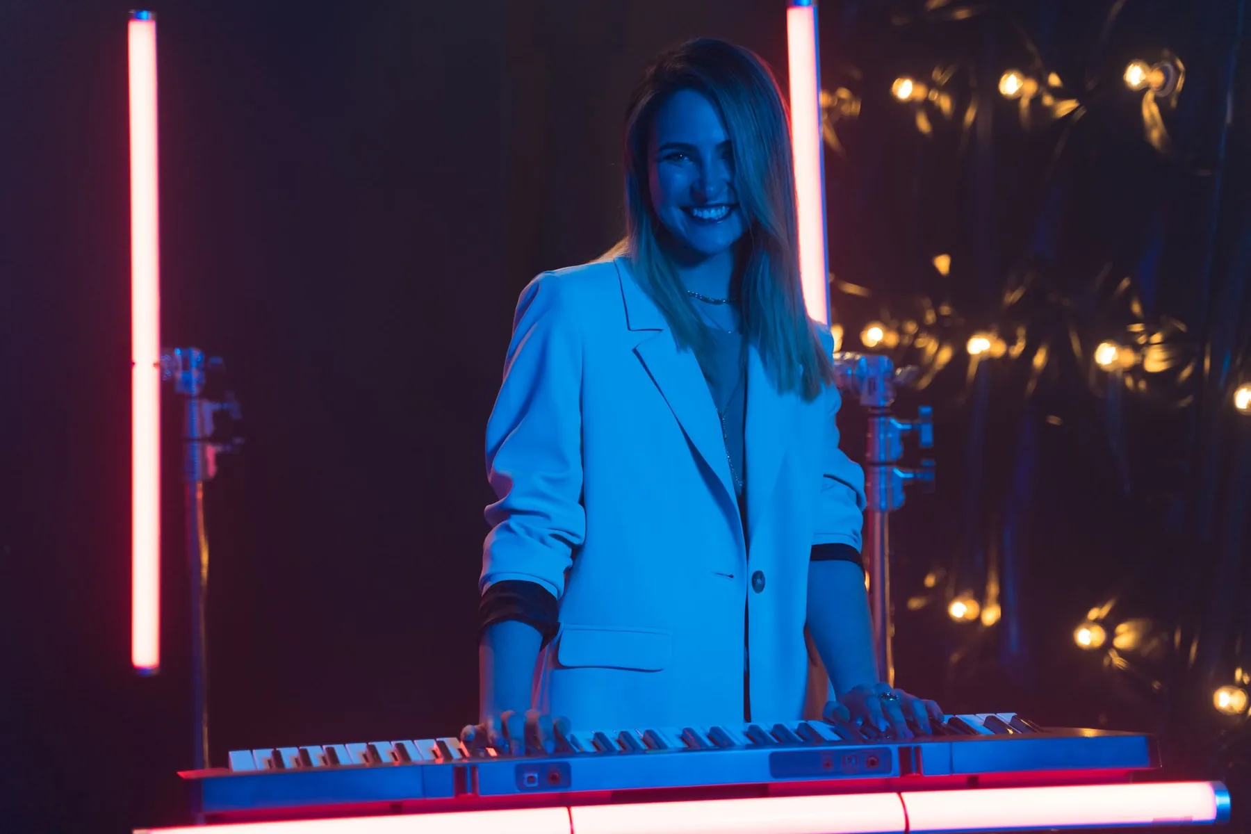 Musicienne jouant sur un synthétiseur Musicienne jouant sur un synthétiseur