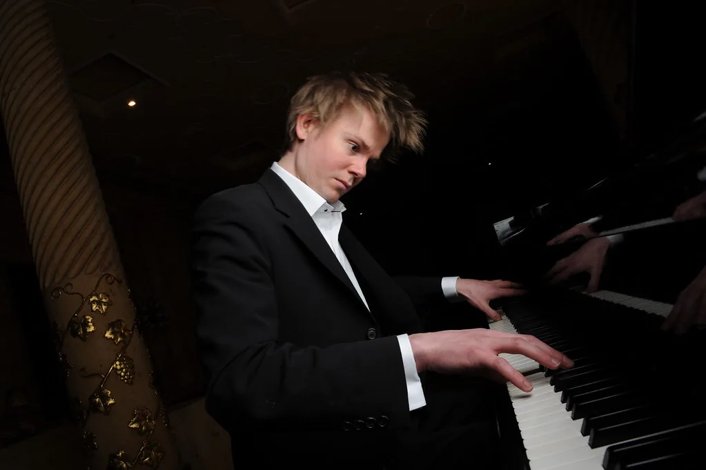 Pianiste jouant sur un piano acoustique Pianiste jouant sur un piano acoustique