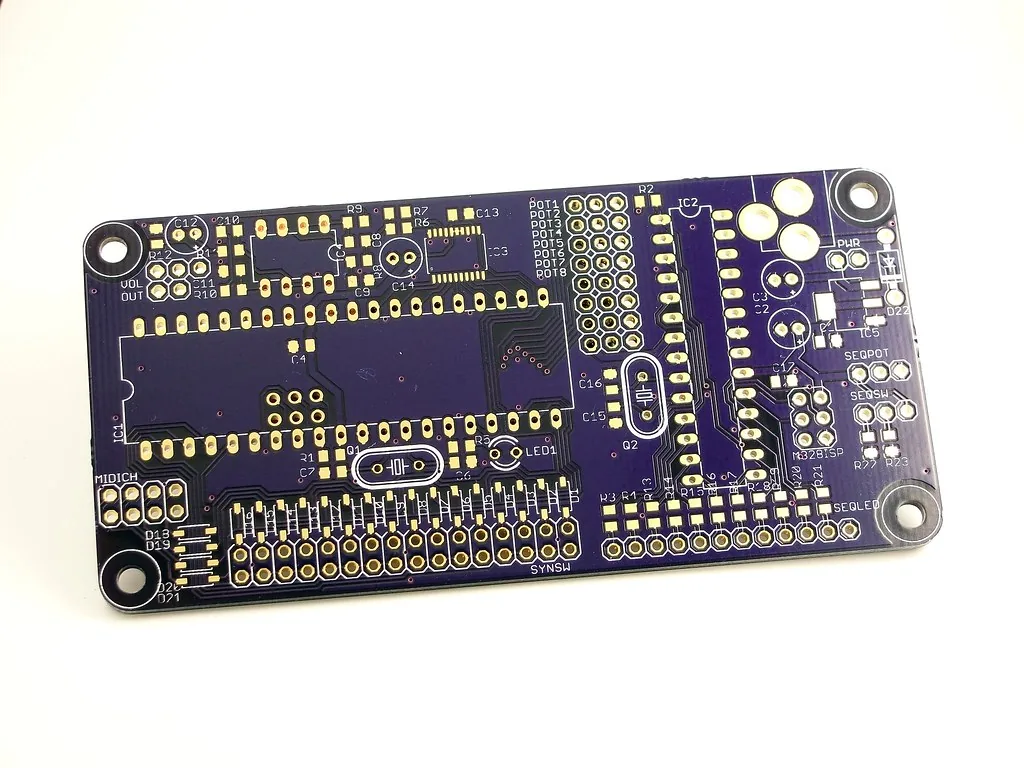 Circuit imprimé de synthétiseur compact
