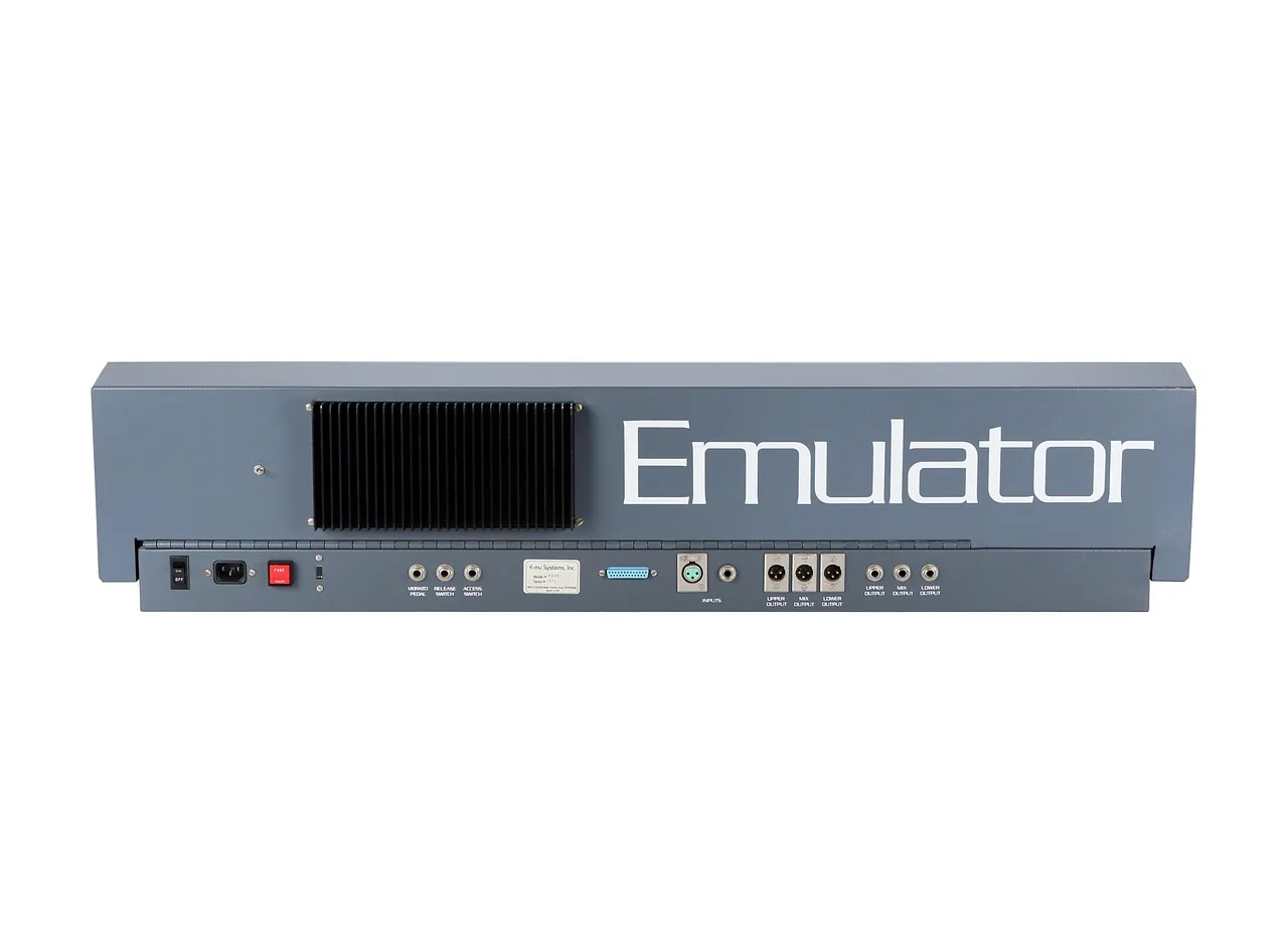 Panneau arrière du synthétiseur Emulator