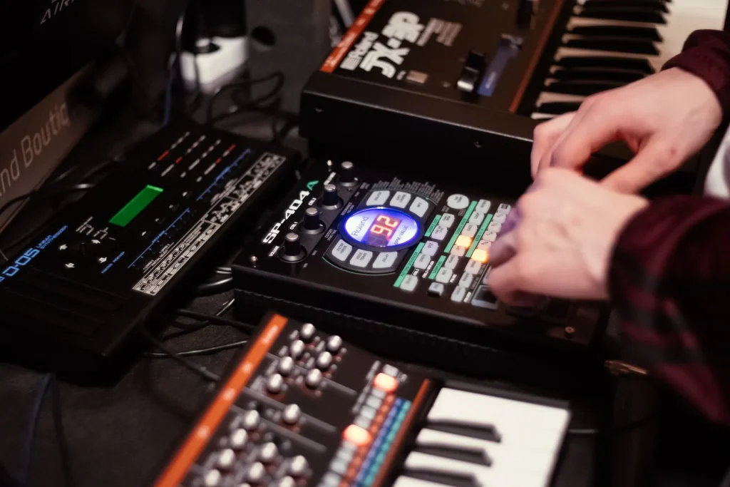 Which Synthesizer for Techno: Buying Guide and Comparison