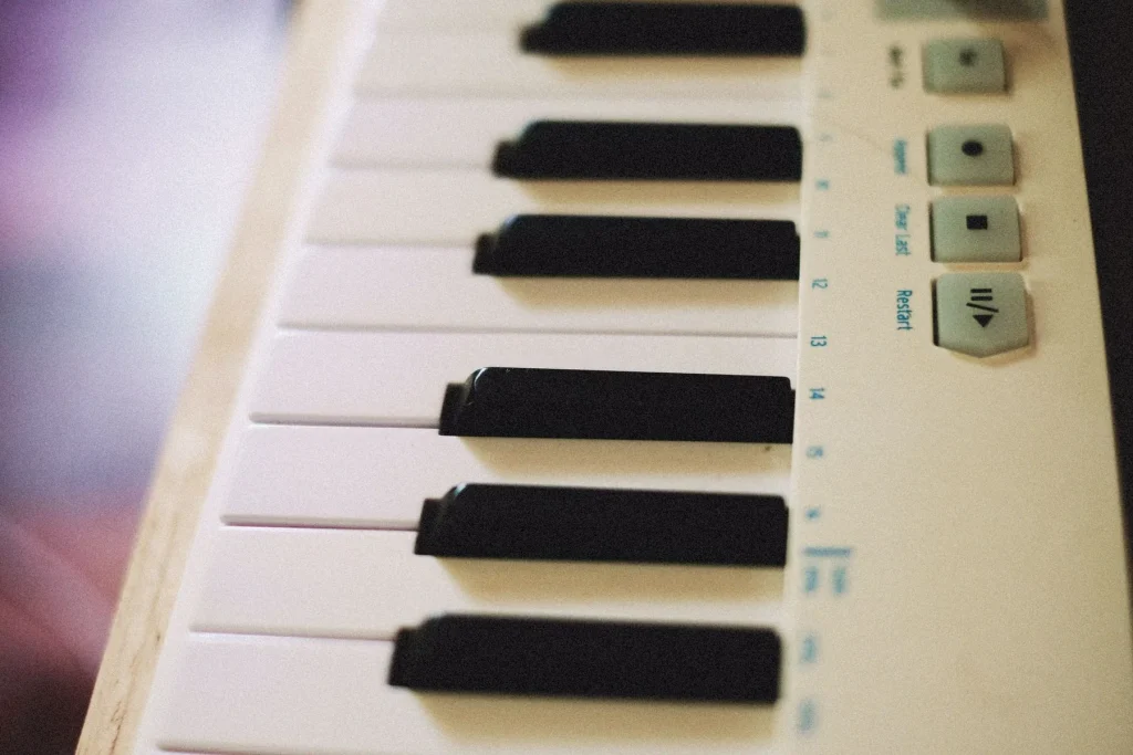 Comment débuter avec un synthétiseur, le guide complet