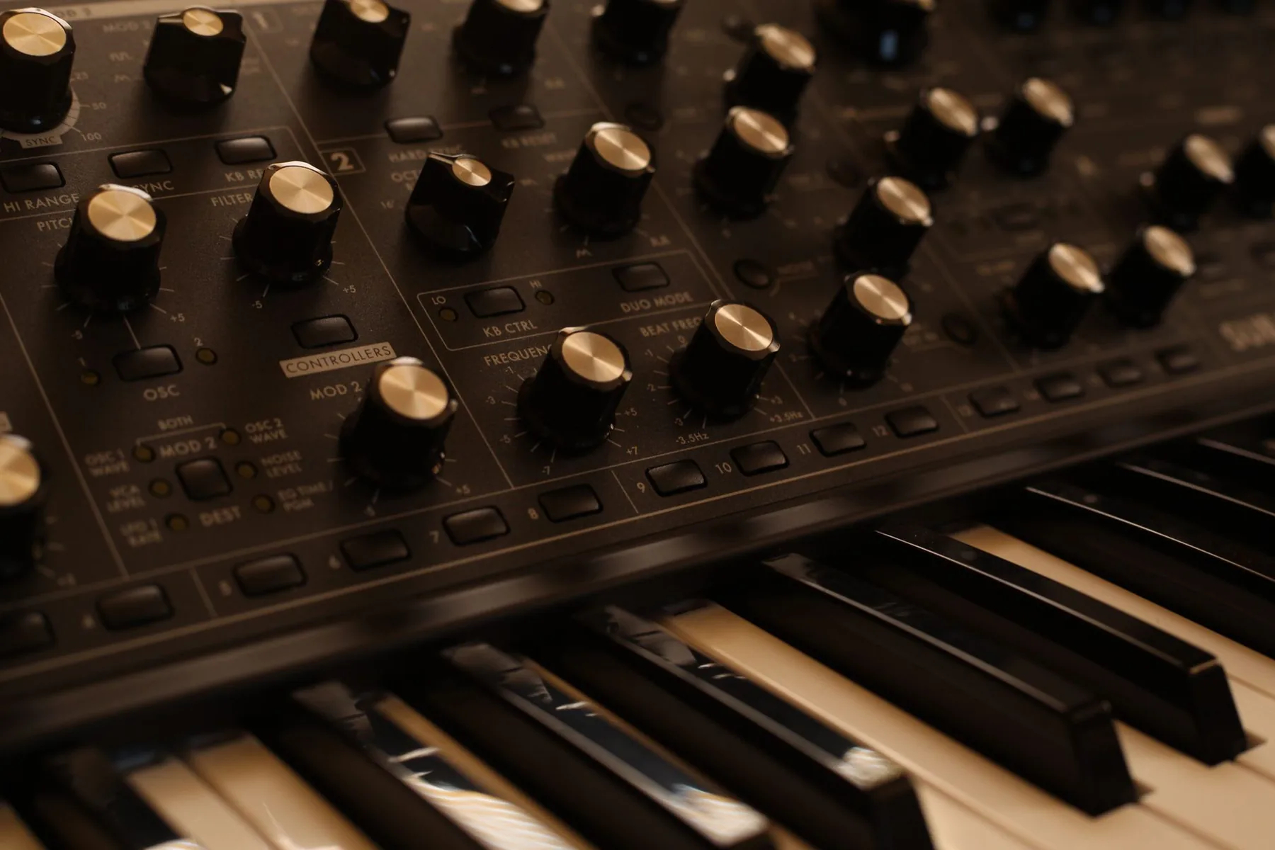 Clavier de synthétiseur analogique en gros plan Clavier de synthétiseur analogique en gros plan