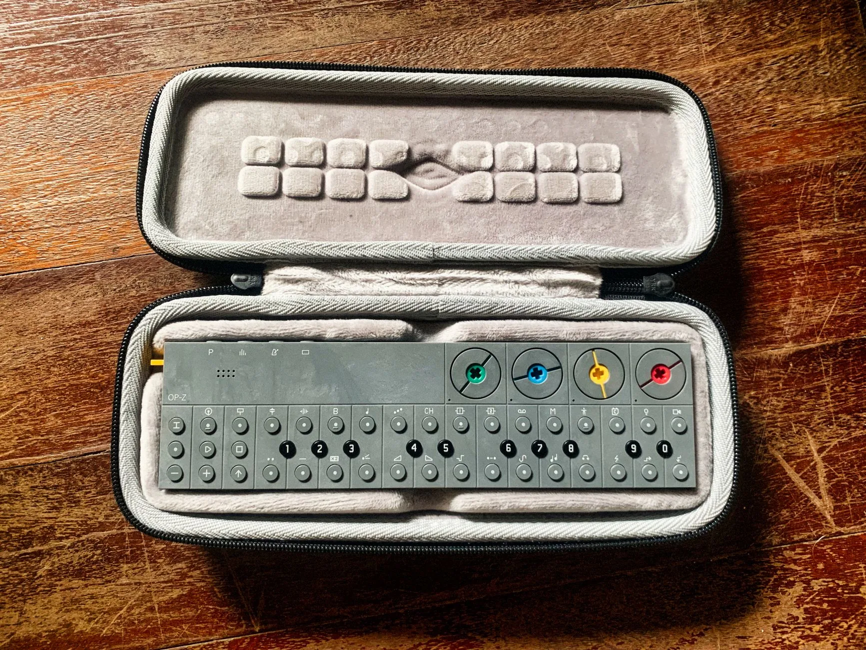 Synthétiseur portable dans son étui Synthétiseur portable dans son étui
